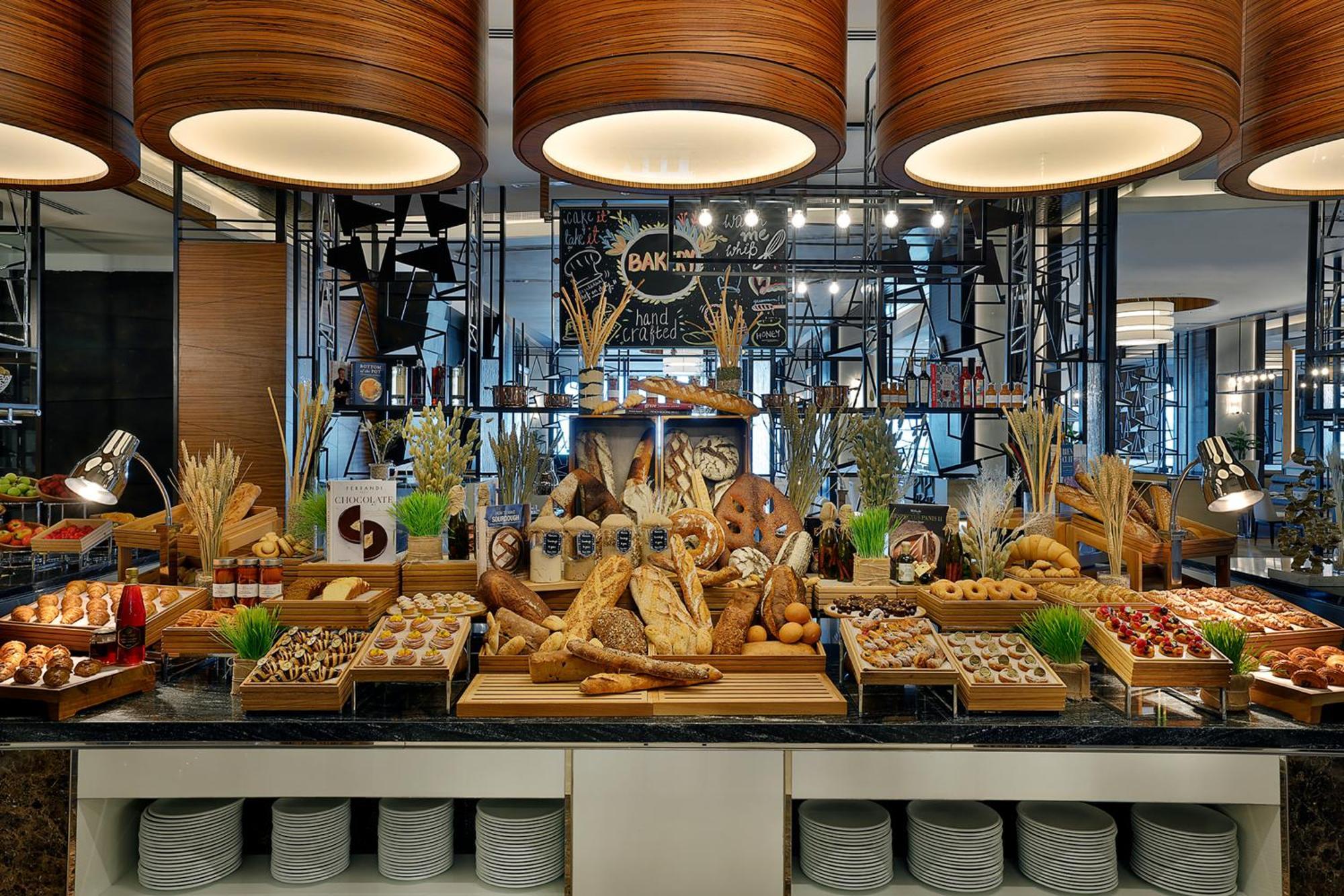 Hilton Dubai Palm Jumeirah Luaran gambar Bread station at a buffet